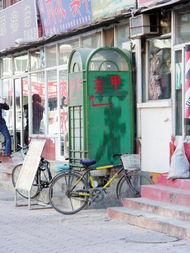 來歷不明電話亭 當(dāng)起儲(chǔ)物間 電話亭成城市資源浪費(fèi)